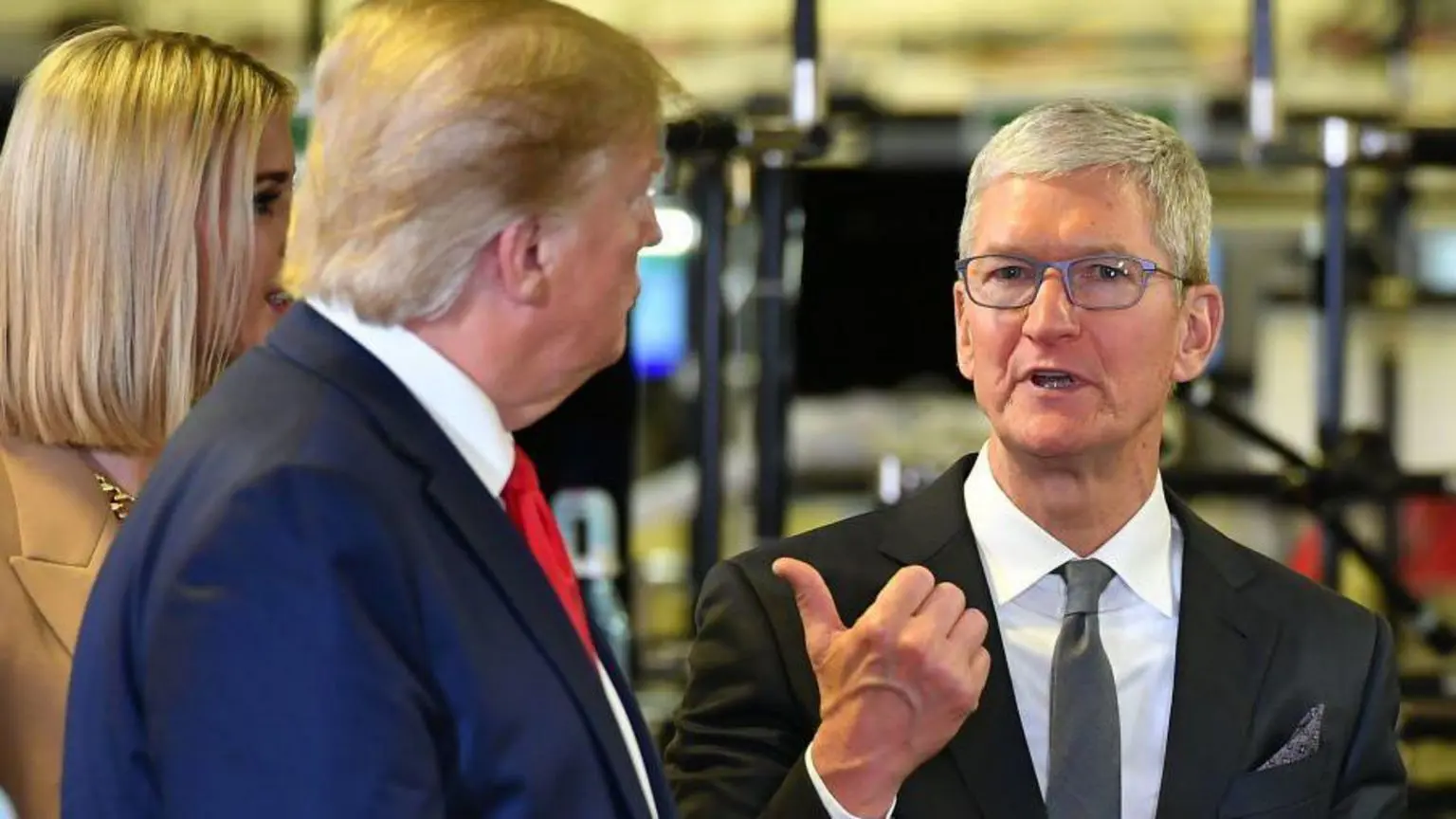 Трамп і бос Apple Тім Кук під час екскурсії виробничим підприємством у 2019 році, коли Apple уникла мит на свою продукцію після оголошення інвестицій у США