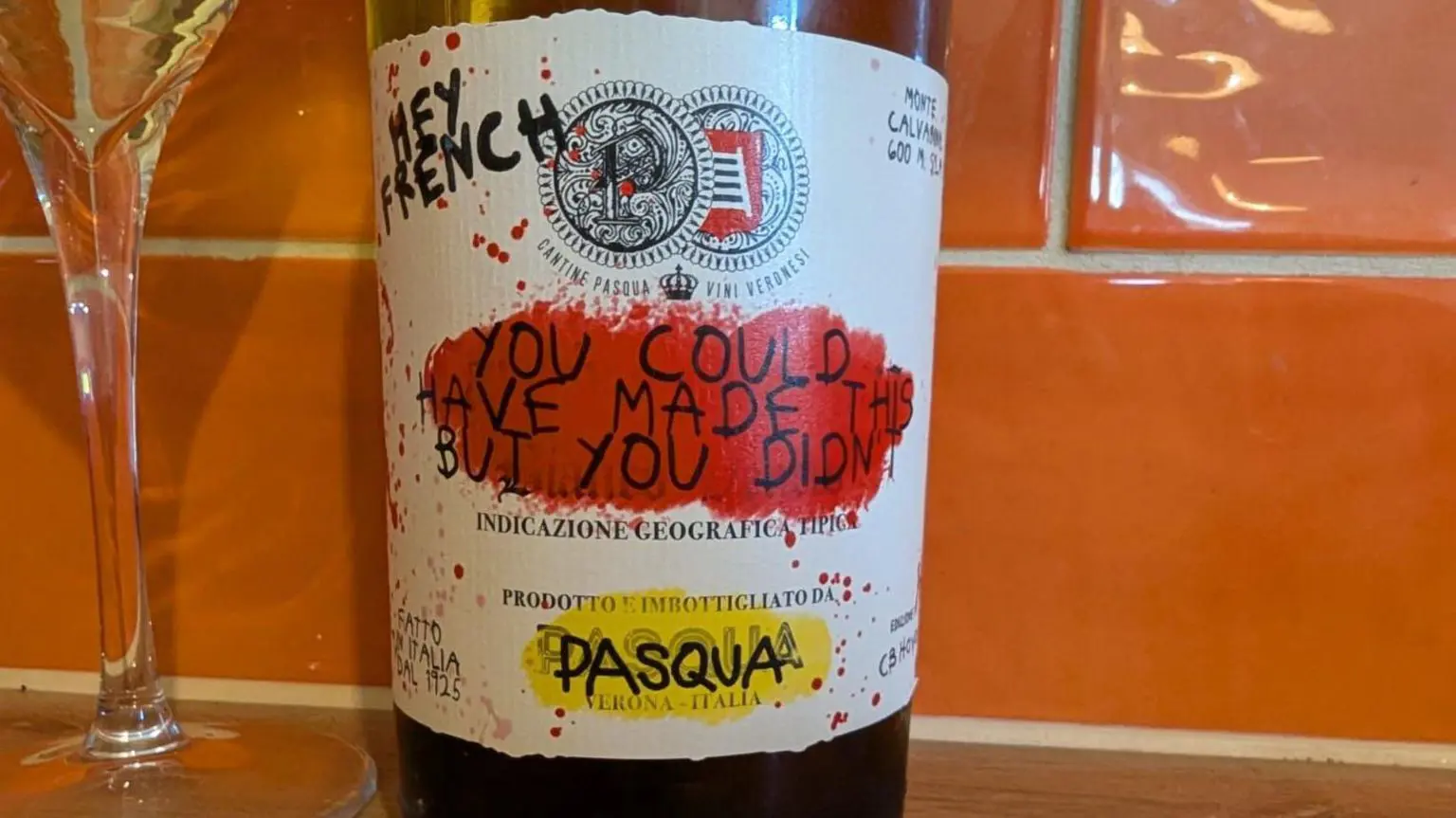Pasqua's Hey French виготовляється з купажу п'ятирічних вин