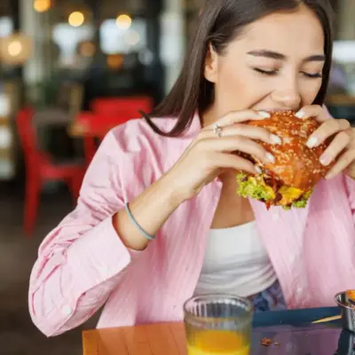 Люди купують менше фастфуду, оскільки ціни на продукти залишаються високими