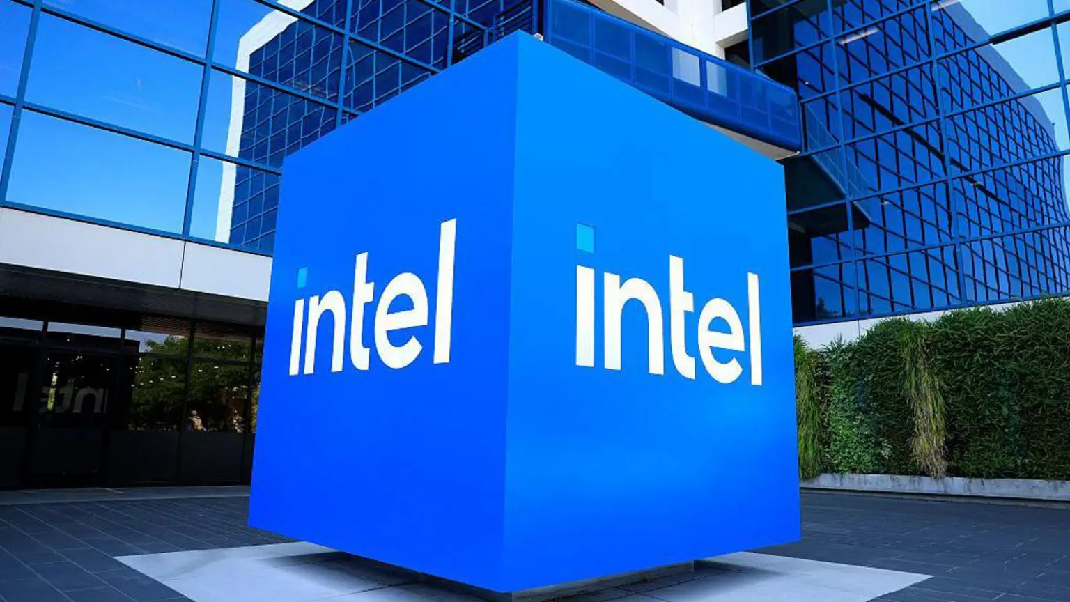Логотип Intel зображено на табличці перед штаб-квартирою Intel 16 липня 2025 року в Санта-Кларі, Каліфорнія.