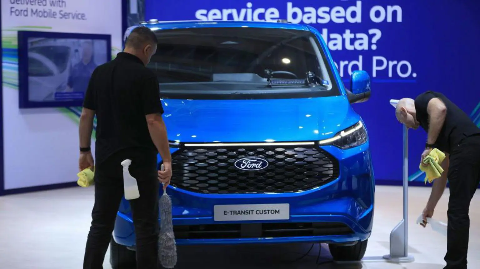 Ford рекламує свої електрофургони на ярмарках комерційних автомобілів по всьому світу