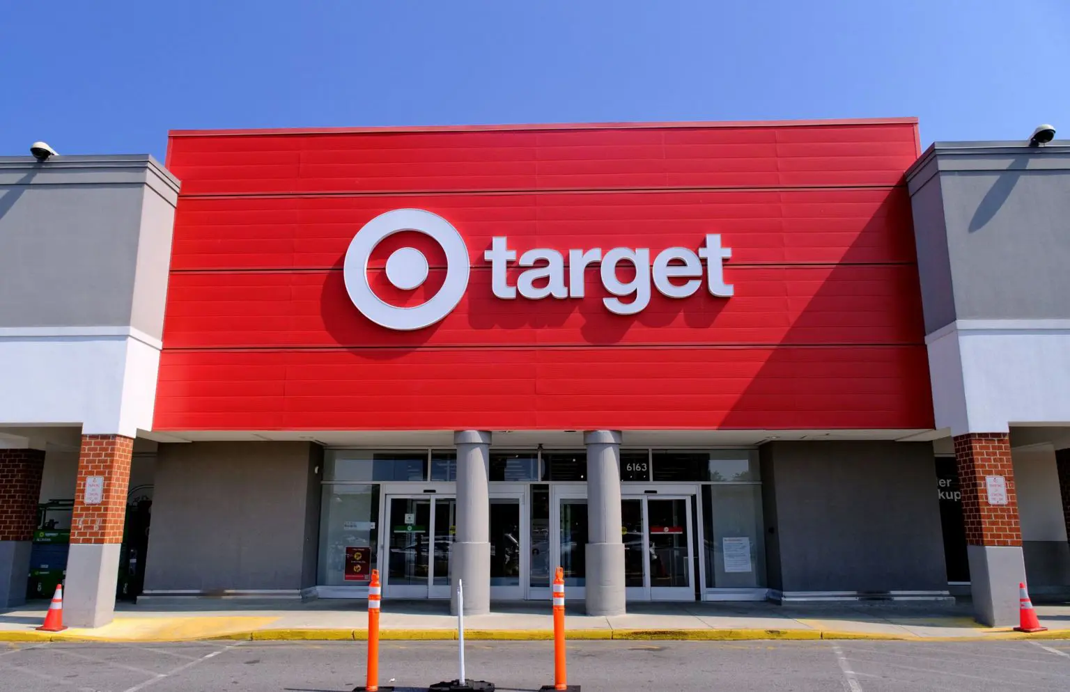 Target продає широкий асортимент товарів зі знижкою, від одягу до електроніки