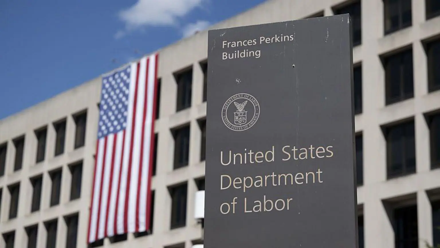 Великий прапор США видно на фасаді будівлі штаб-квартири Міністерства праці у Вашингтоні, округ Колумбія, Сполучені Штати з табличкою, яка вказує на будівлю як Міністерство праці США, 8 вересня 2025 року.