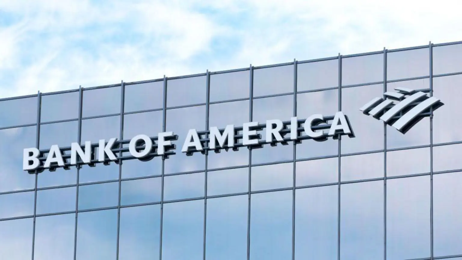 Bank of america написано на скляній будівлі з його логотипом