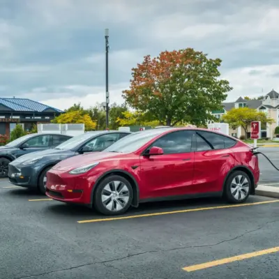 Регулюючі органи США розпочали розслідування Tesla після повідомлень про дітей, заблокованих у автомобілях