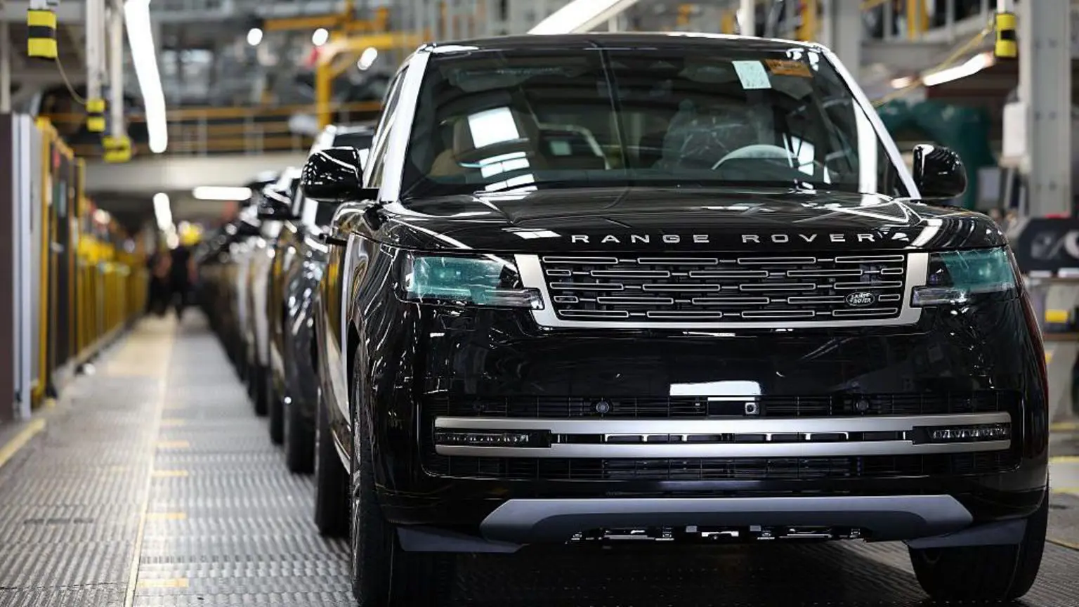 Чорний Range Rover на конвеєрі автомобіля