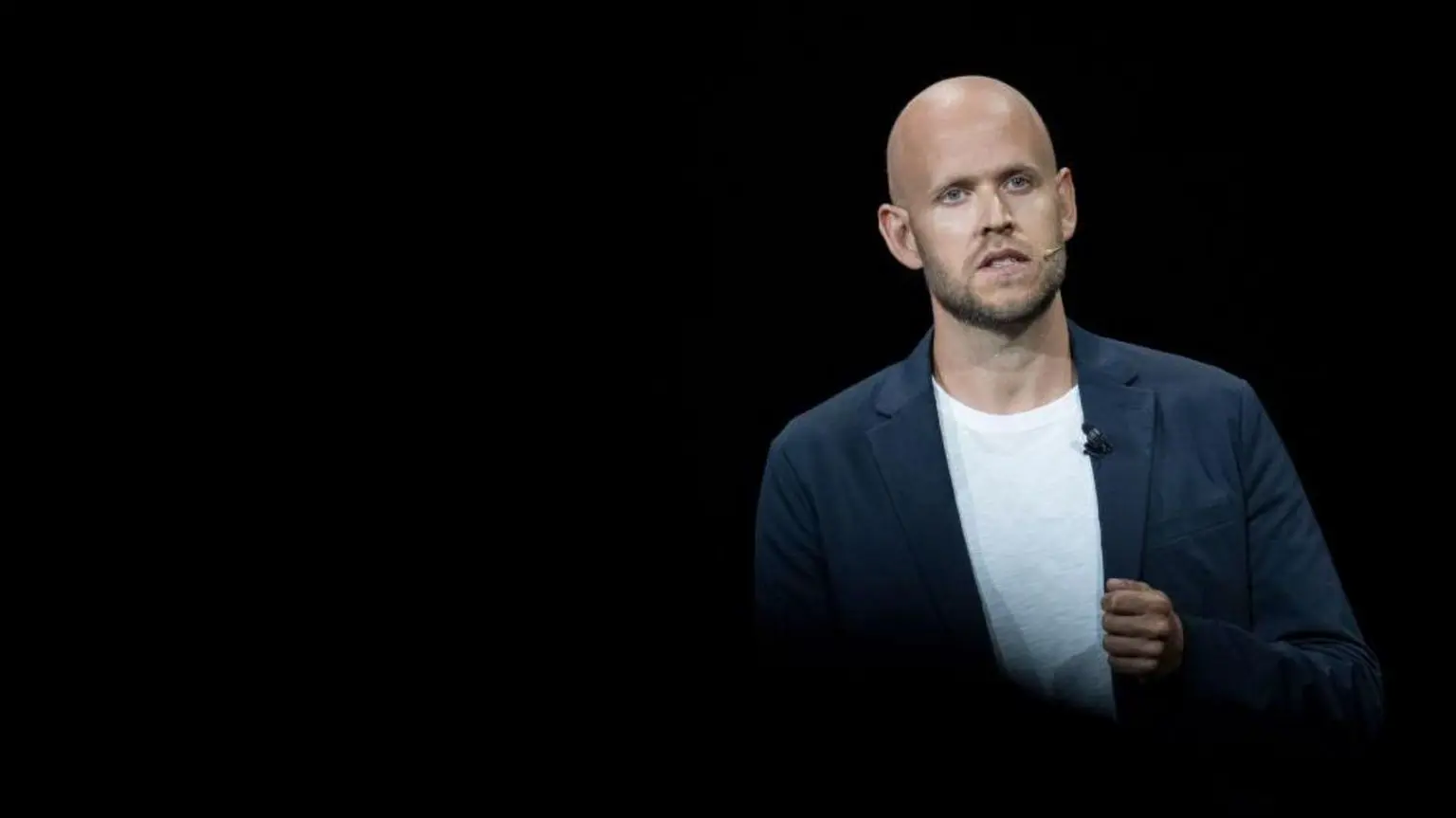 Деніел Ек, генеральний директор Spotify, у білій футболці та темно-синій куртці