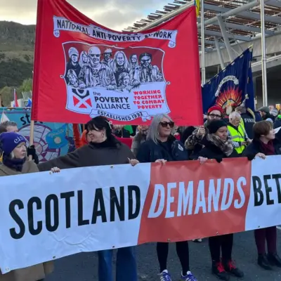 Тисячі людей пройшли маршем в Единбурзі, закликаючи до дій щодо бідності