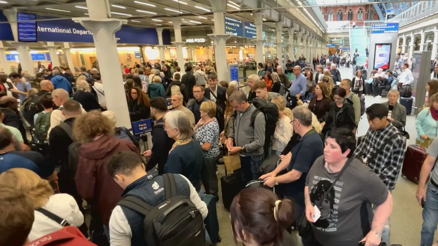 Люди чекають, щоб пройти відправлення на кінцевій станції Eurostar у Лондоні Сент-Панкрас
