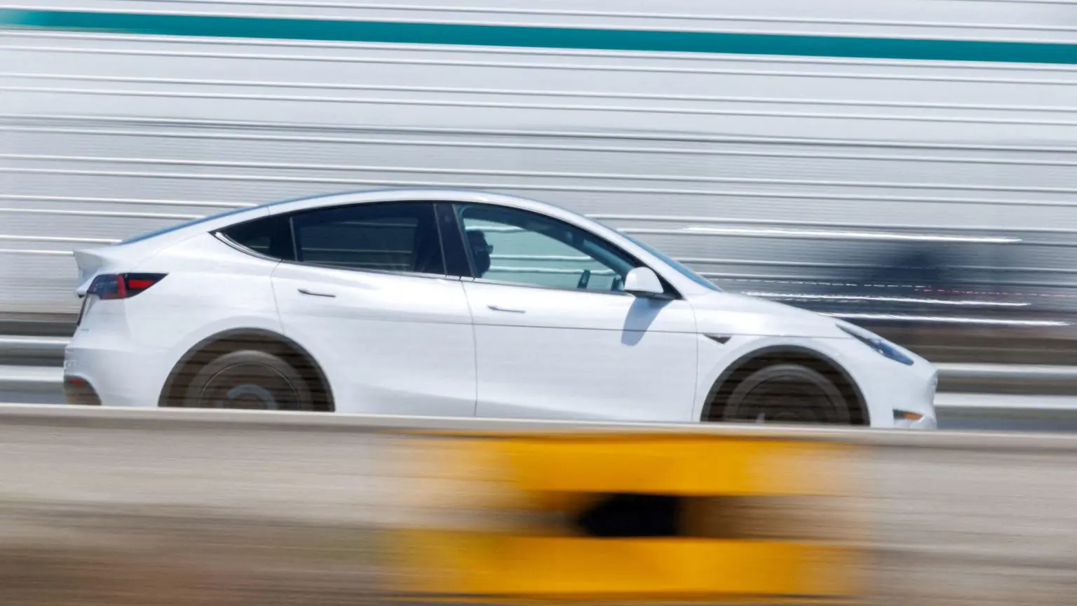 Електромобіль Tesla Model Y їде по шосе поблизу Сан-Хуан-Капістрано, штат Каліфорнія, США, 1 липня 2025 року. REUTERS/Майк Блейк/Фото з файлу