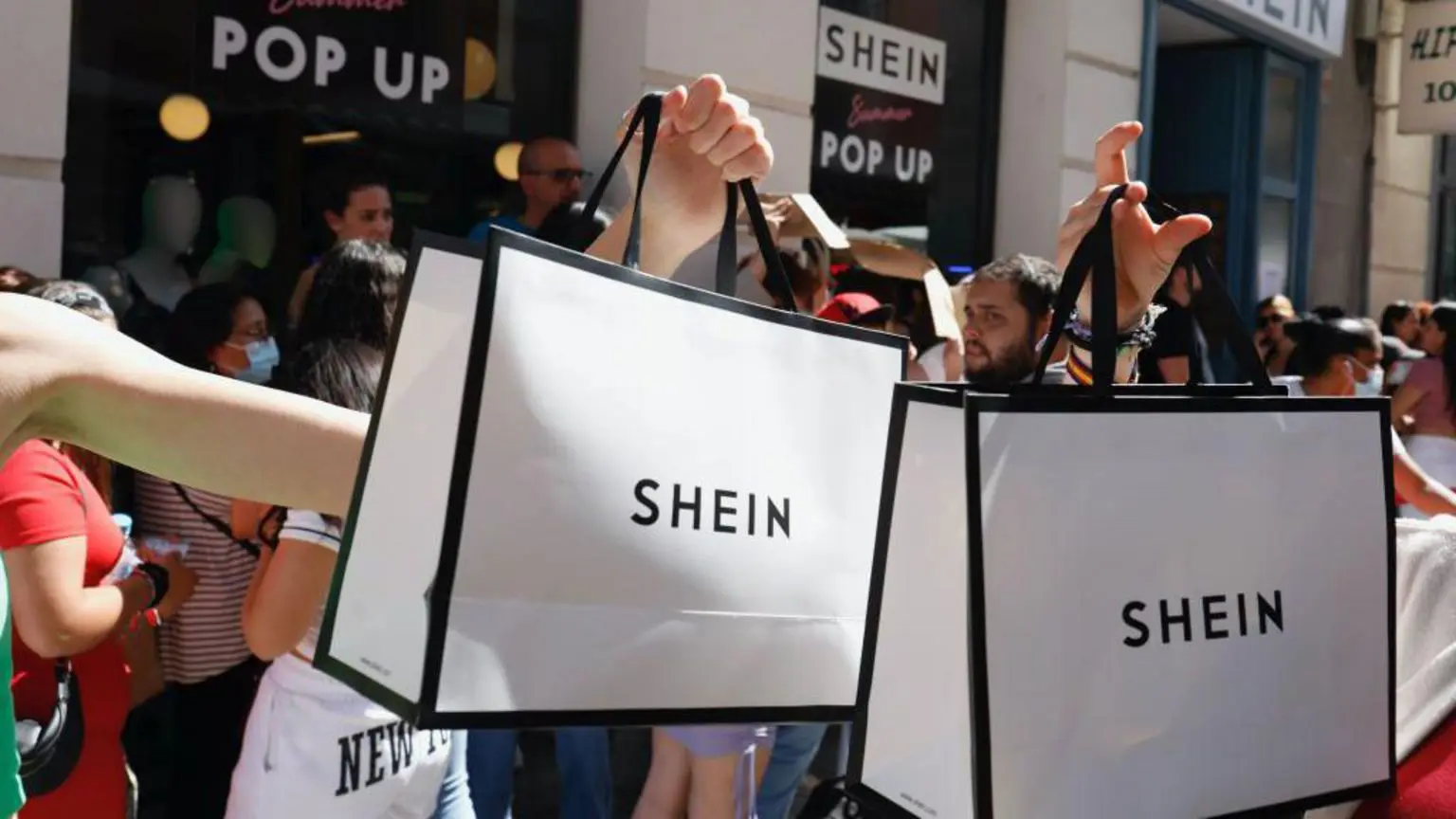У 2022 році в Мадриді Shein відкрила свій перший фізичний pop-up магазин