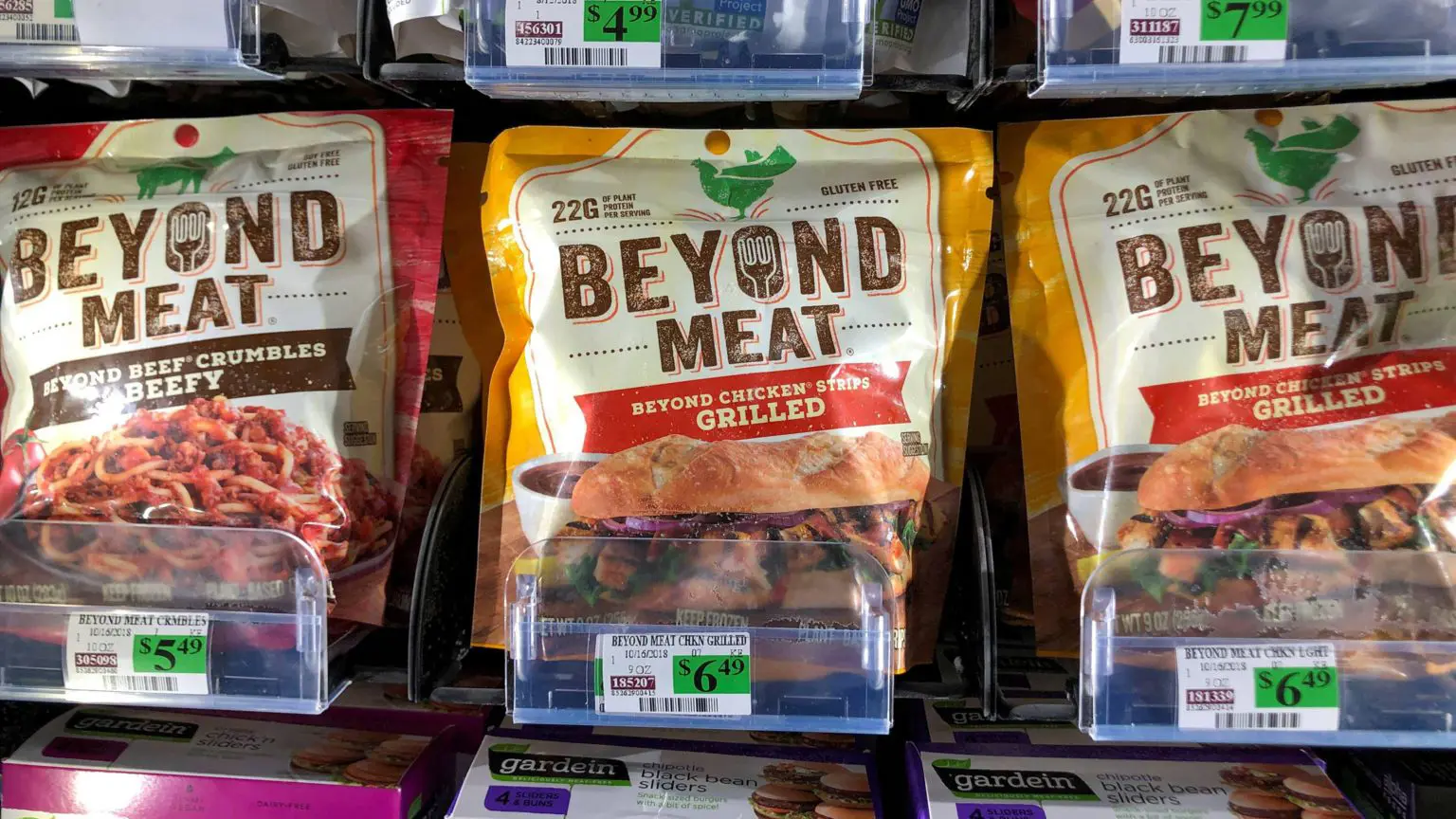 Продукція Beyond Meat Inc, виробника веганських бургерів, виставлена на продаж на ринку в Енсінітас, Каліфорнія, США, 5 червня 2019 року.