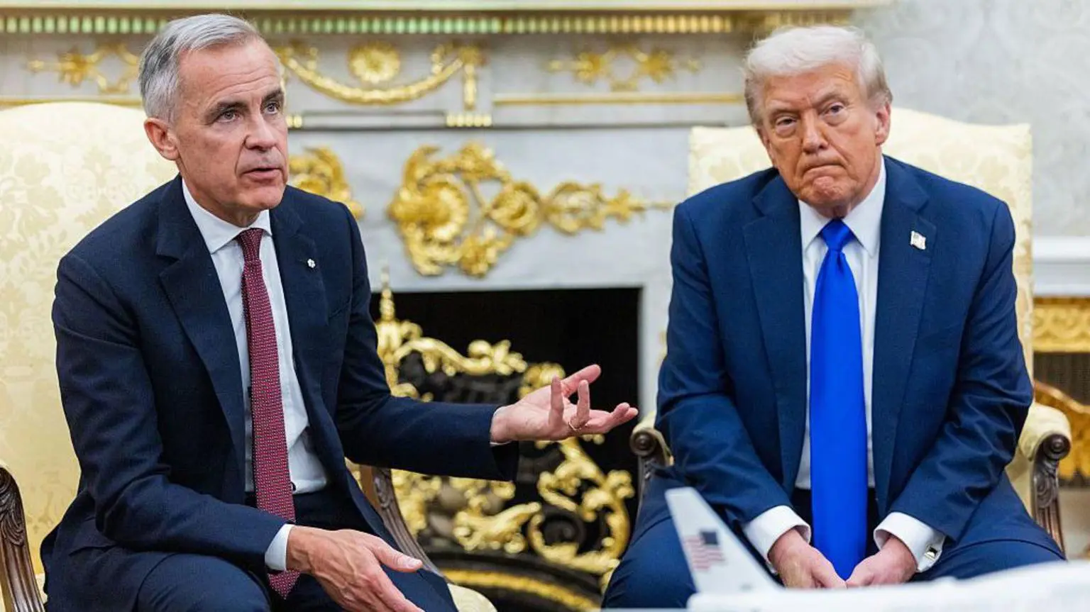 Фото прем'єр-міністра Канади Марка Карні поруч із президентом США Дональдом Трампом праворуч під час виступу в Овальному кабінеті Білого дому