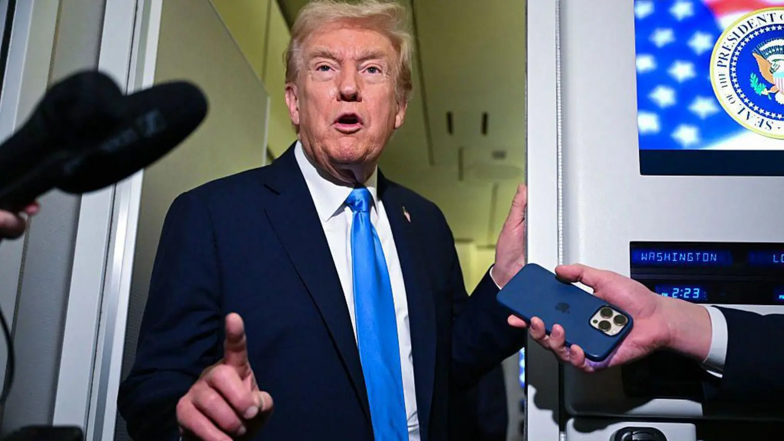 Трамп опублікував повідомлення про підвищення тарифів під час польоту до Малайзії в суботу.