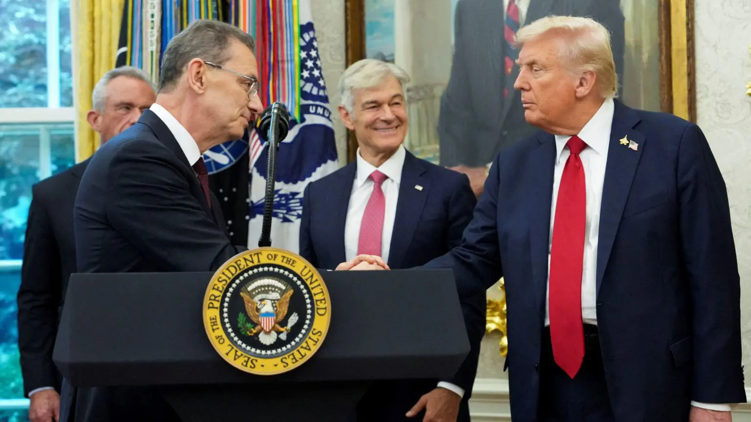 Президент США Дональд Трамп тисне руку генеральному директору Pfizer Альберту Бурлі в день, коли він оголошує про угоду з продажу ліків за нижчими цінами