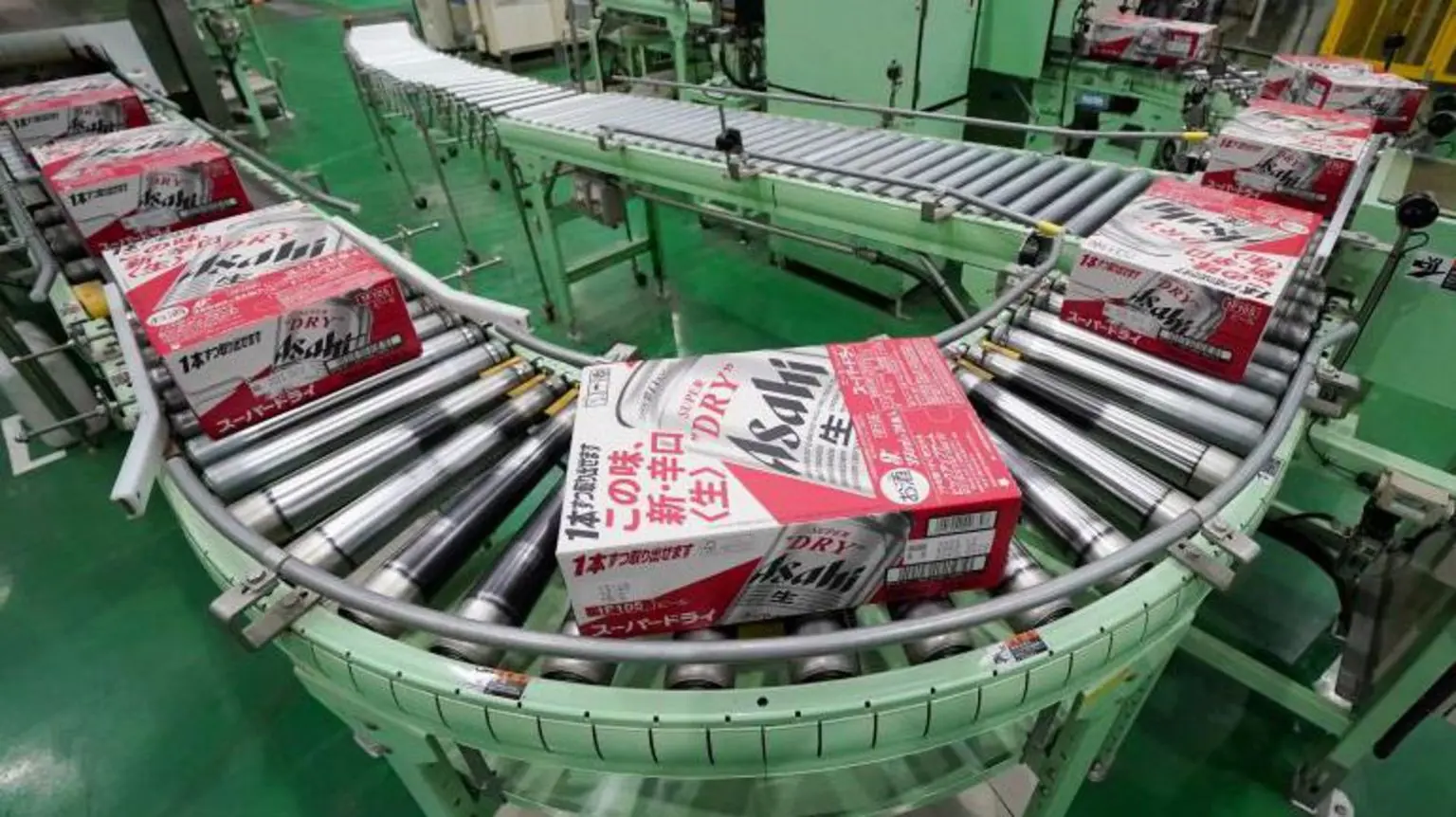 Ящики з пивом Asahi Super Dry котяться по виробничій лінії на світло-зеленому обладнанні