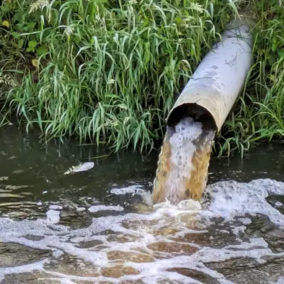 Уряд заявляє, що штрафування за розливи стічних вод стане «швидшим та простішим»