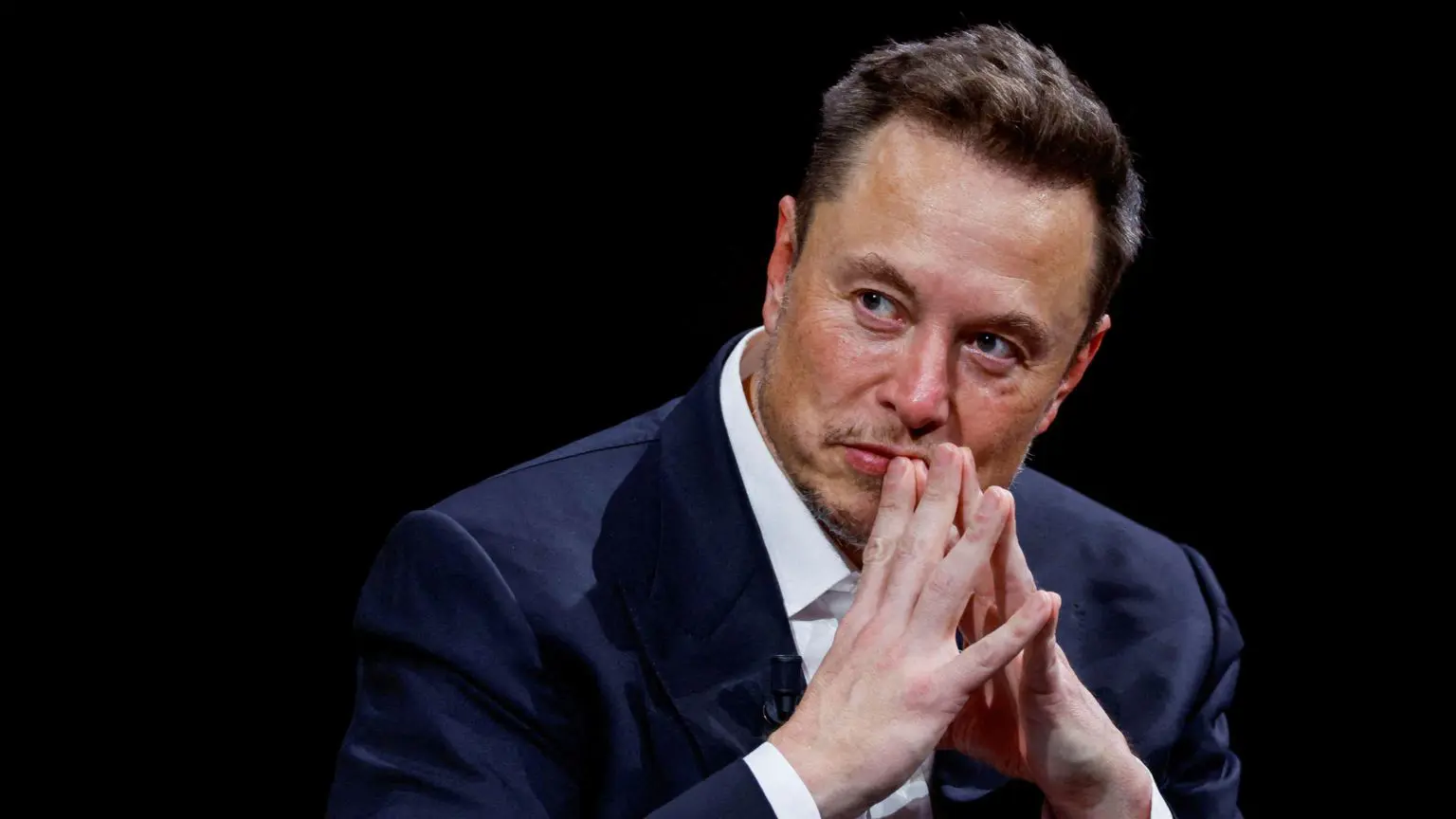 Ілон Маск, головний виконавчий директор SpaceX і Tesla та власник Twitter, жестикулює, відвідуючи конференцію Viva Technology, присвячену інноваціям і стартапам, у виставковому центрі Porte de Versailles у Парижі, Франція, 16 червня 2023 року. REUTERS/Гонзало Фуентес/Фото з файлу