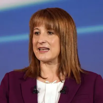 Рівз розглядає підвищення податків для юристів та бухгалтерів