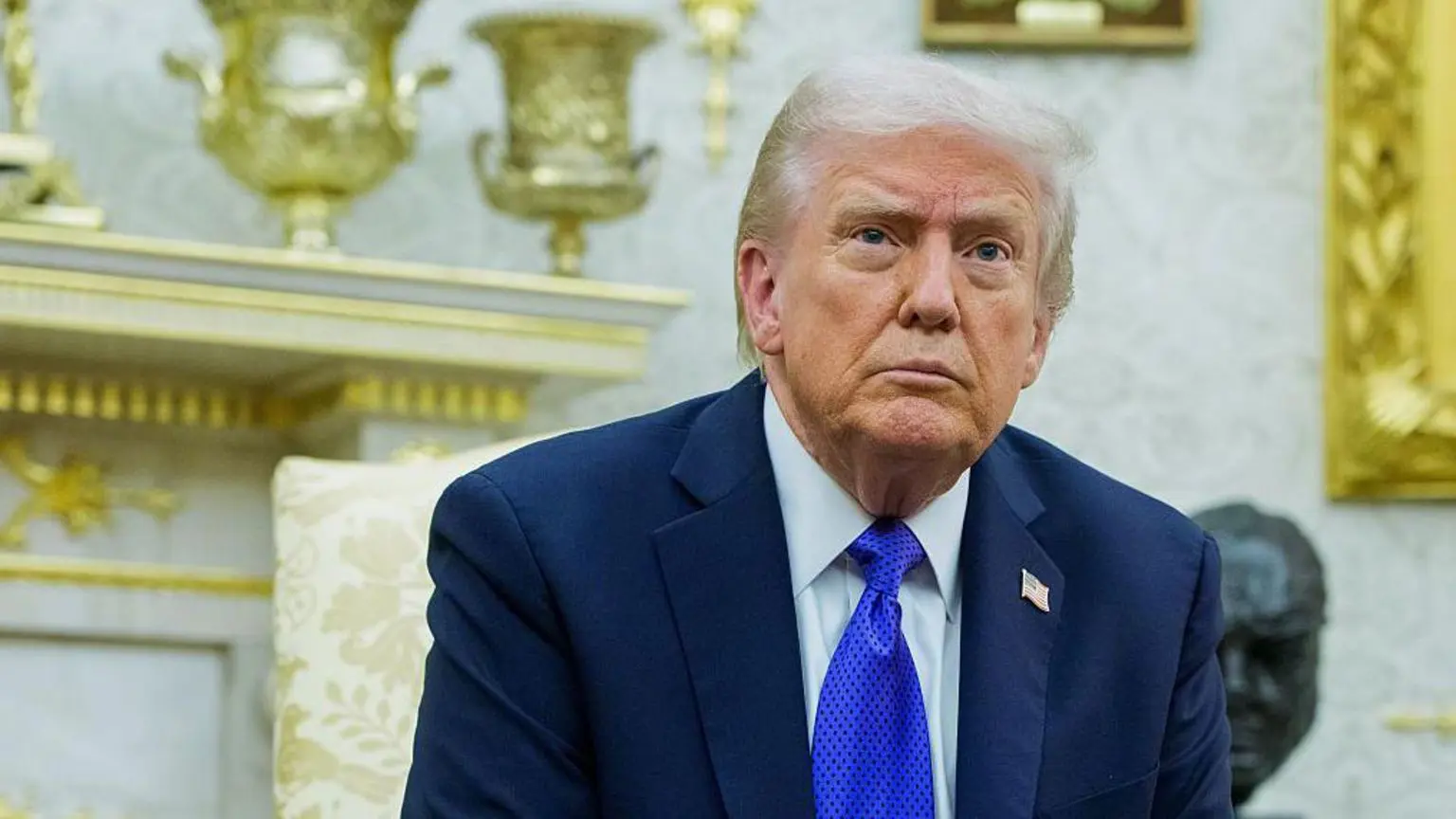 Крупний план президента США Дональда Трампа із суворим поглядом під час зустрічі в Овальному кабінеті Білого дому.