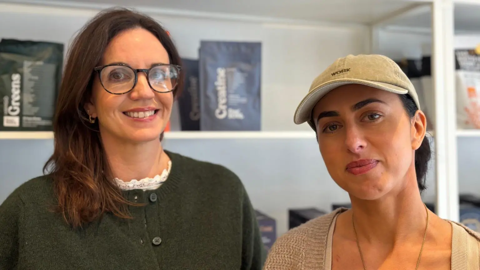 Ванесса Вовден (ліворуч) та Софі Андерсон (праворуч) розділяють витрати на оренду своїх підприємств