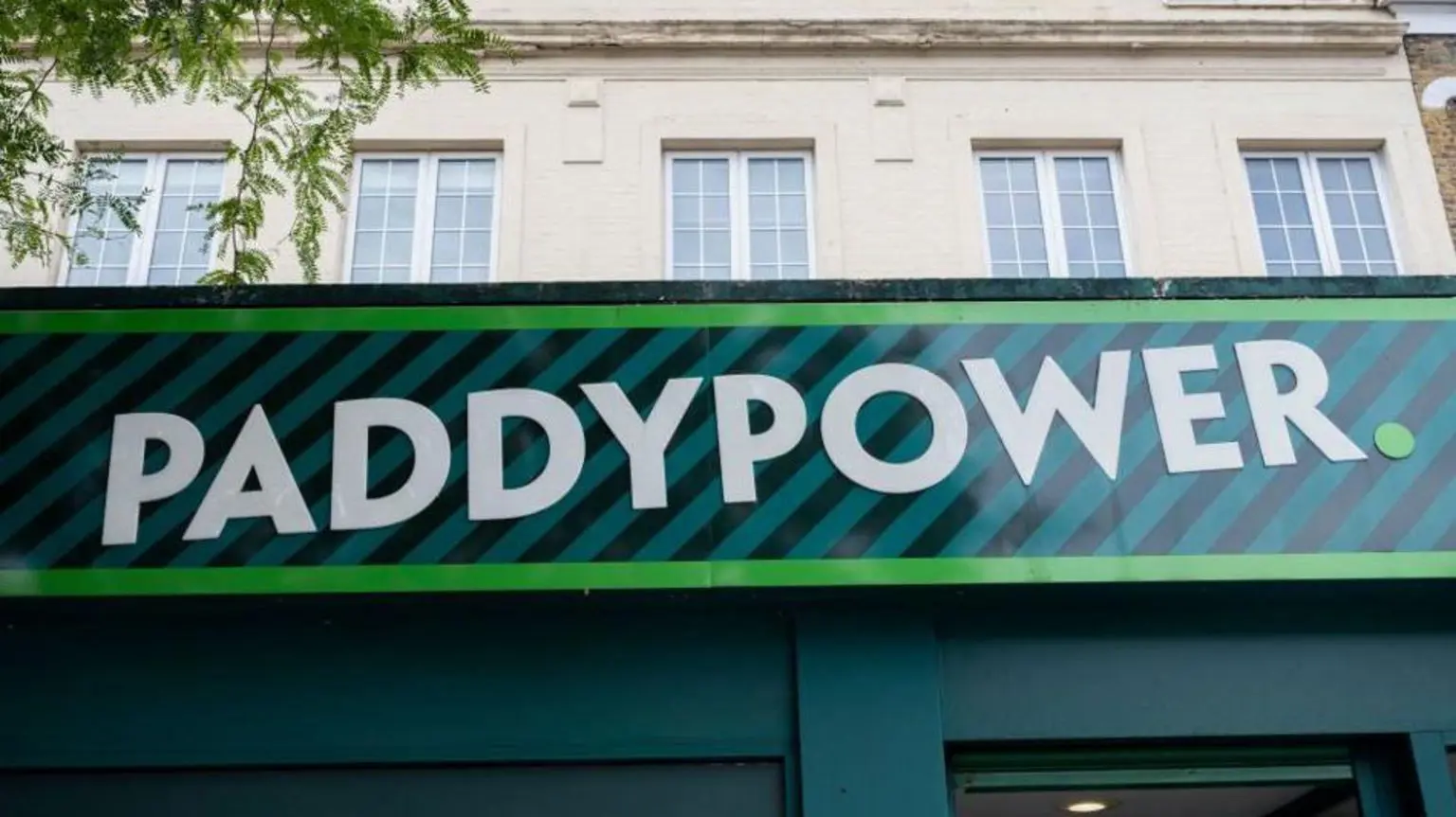 Материнська компанія Paddy Power, Flutter UKI, оголосила про закриття загалом 57 торгових точок по всій Великій Британії та Республіці Ірландія.
