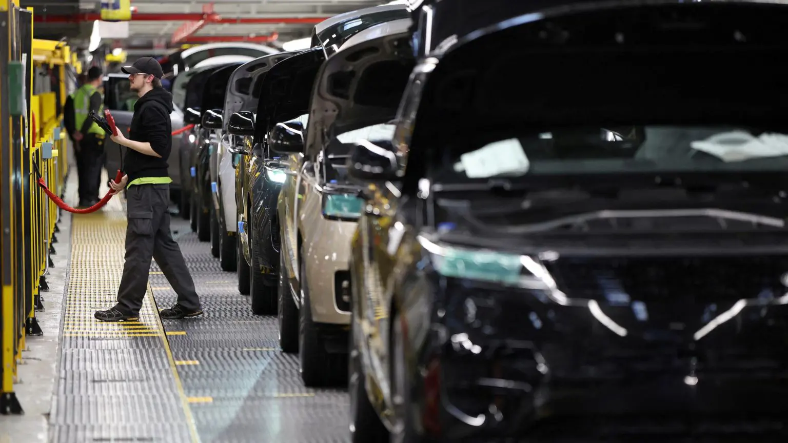 Робітники розпочнуть поетапне повернення на об’єкти Jaguar Land Rover у Вест-Мідлендсі