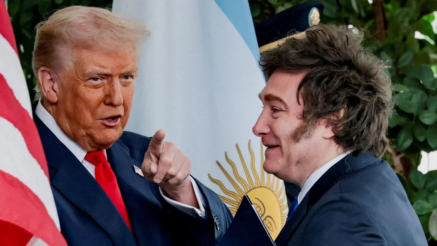 Президент США Дональд Трамп з Хав'єром Мілеєм, президентом Аргентини, на яку припадає лише 2% імпорту яловичини в Америці.