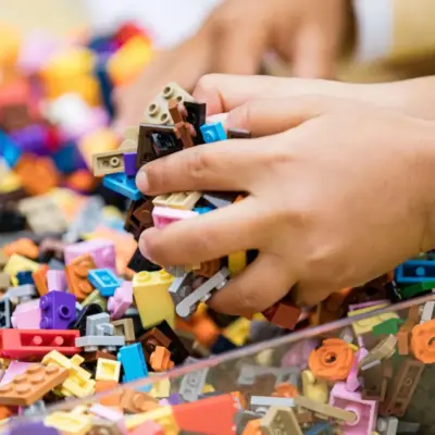 Продажі іграшок у Великій Британії зросли, оскільки «кідалти» купують Lego та Pokémon