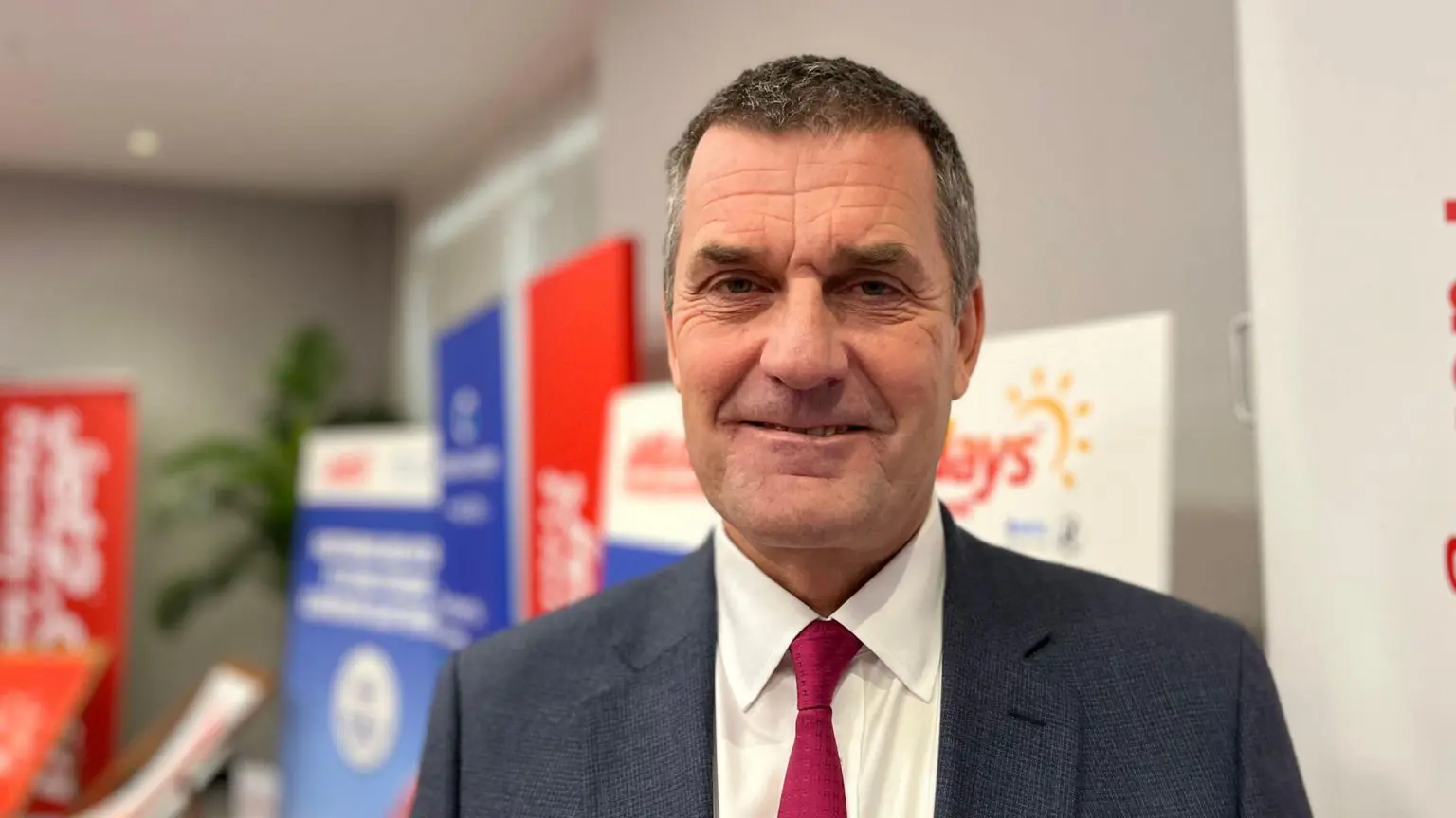 Генеральний директор Jet2 Стів Гіпі назвав це «неймовірно захопливим»