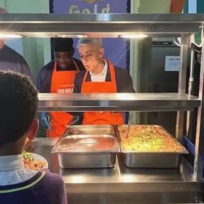 Мер святкує 100 мільйонів безкоштовних шкільних обідів