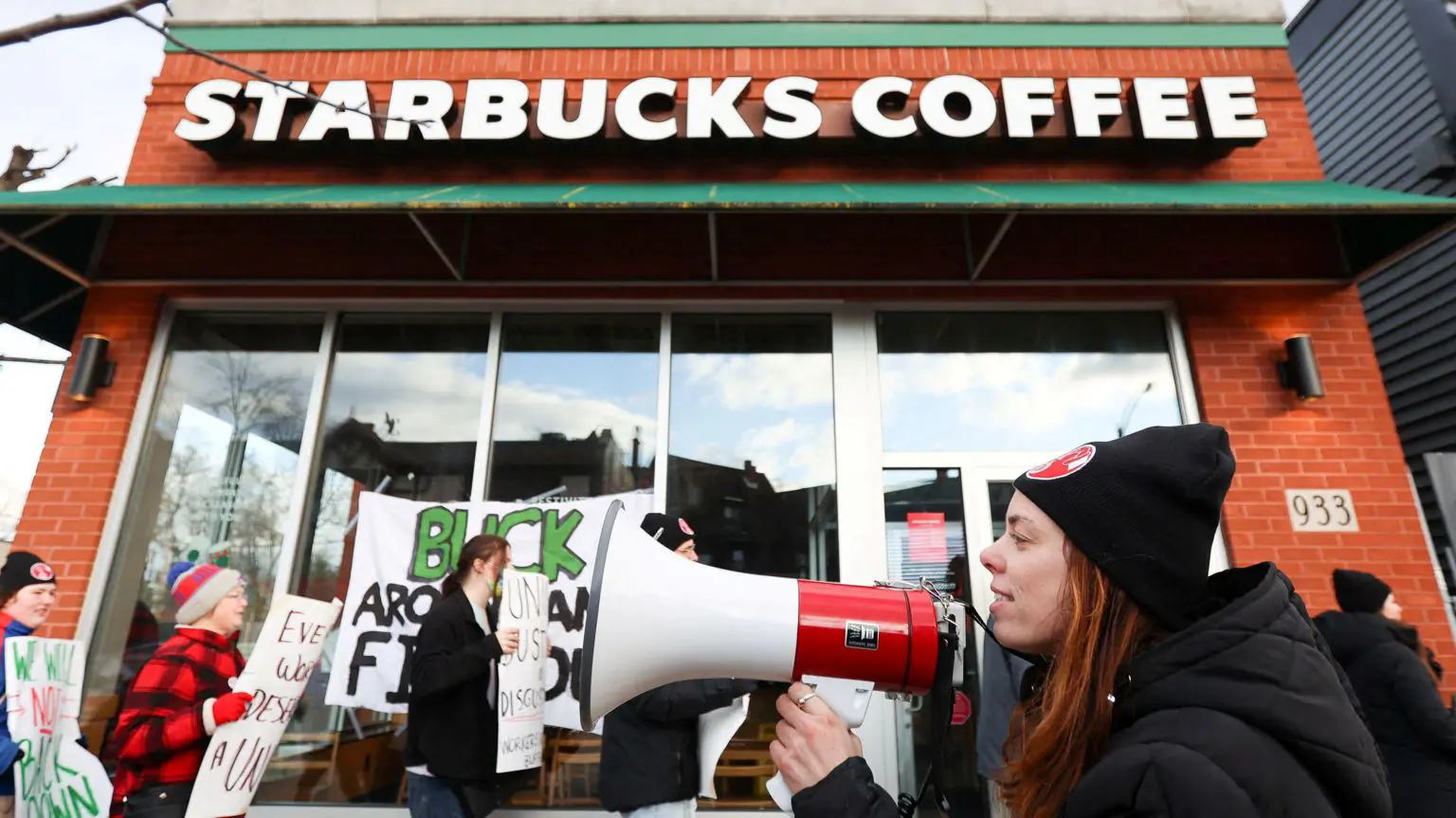 Працівники Starbucks беруть участь у мітингу під час одноденного страйку біля магазину в Буффало, Нью-Йорк, США, 17 листопада 2022 року.