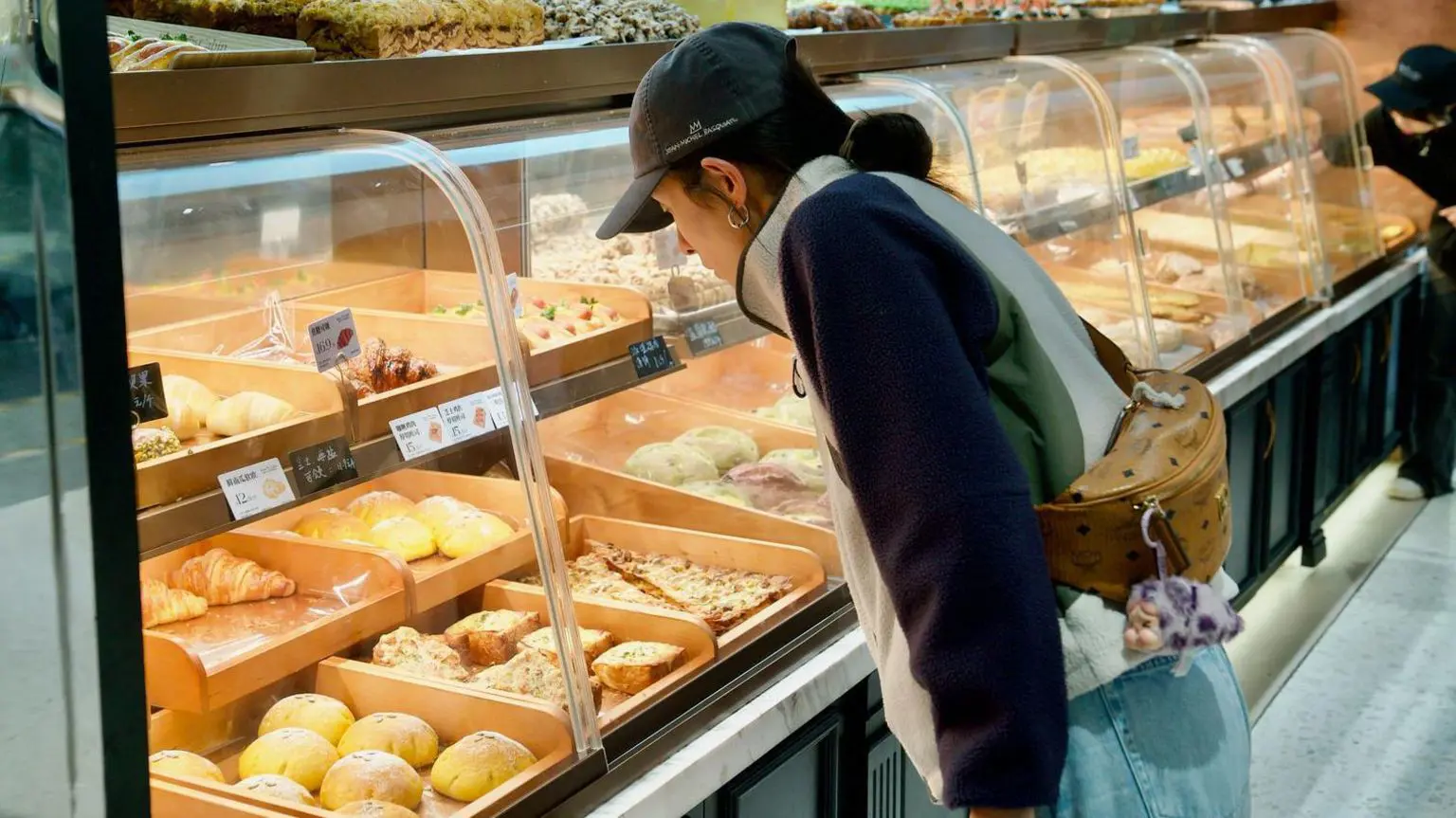 Деякі молоді китайці заощаджують гроші, скорочуючи витрати на їжу.