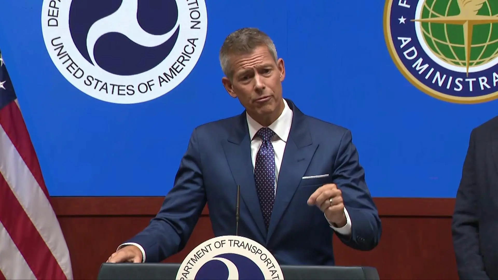 Дивіться: «Буде розчарування» — Міністр транспорту окреслює скорочення повітряного руху.