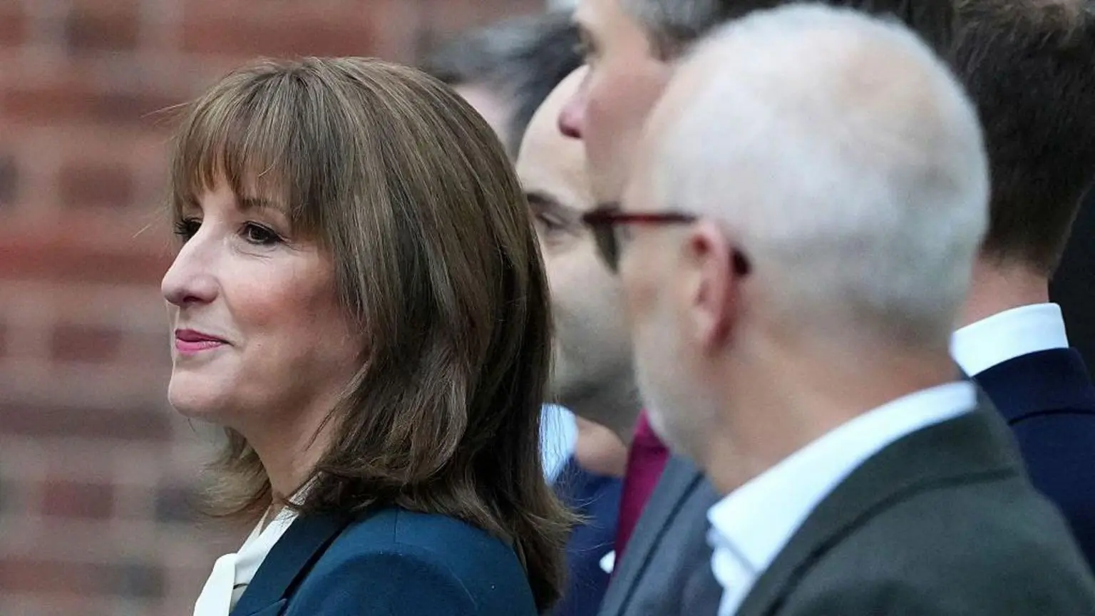 Податки на електромобілі, туристичні податки, зміни в пенсійному законодавстві та політика податку на прибуток були оголошені в бюджеті 26 листопада, але ЗМІ повідомляли про них заздалегідь.