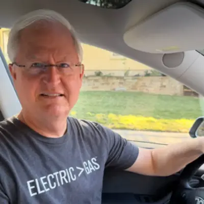 Чи є надсилання текстових повідомлень за кермом безпілотного Tesla божевіллям?