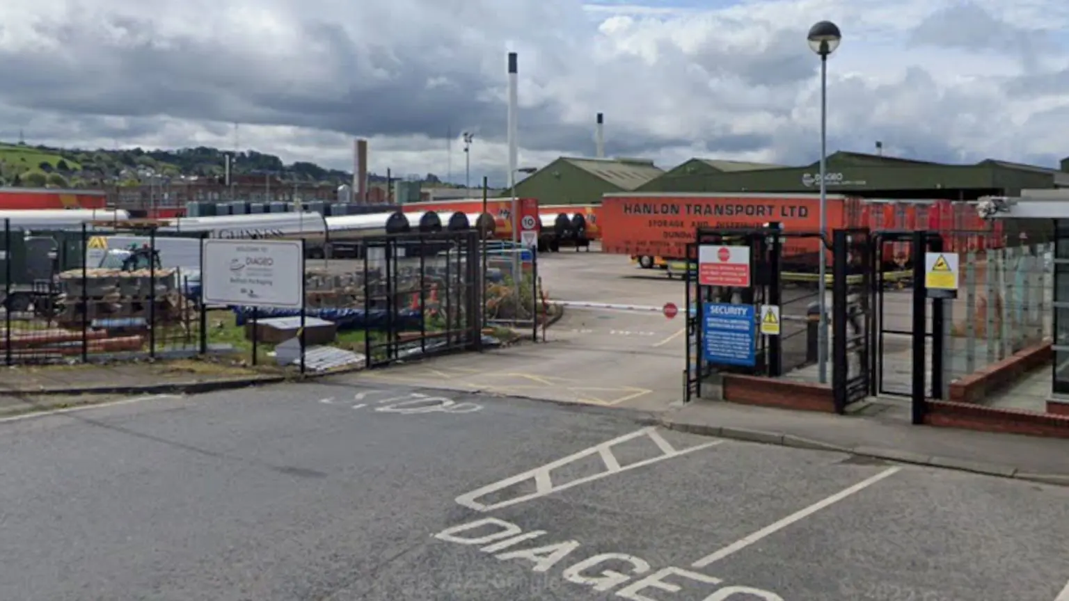 Компанія Diageo керує консервним заводом у промисловій зоні біля Каслріг-роуд у Белфасті.
