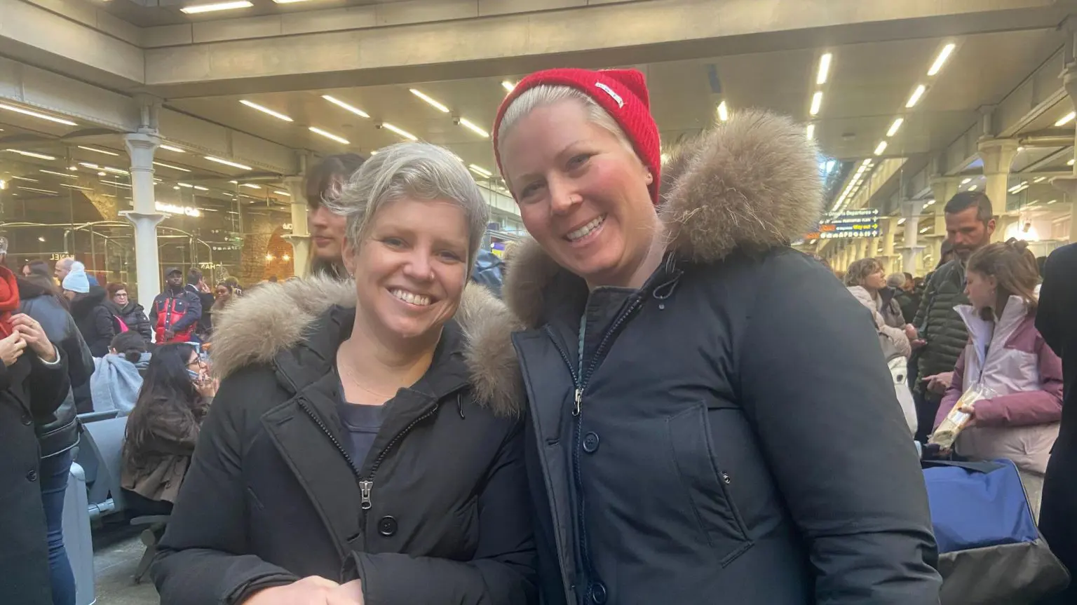 Гейлі Ада та Ханна Хагар витратили сотні на альтернативні плани подорожей.