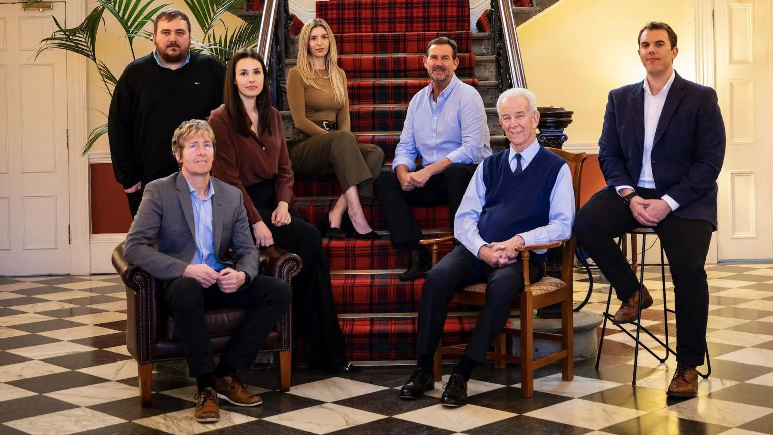 Нікі Вокер, який сидів на сходах, обійняв керівну посаду в Walker's Shortbread у 2022 році