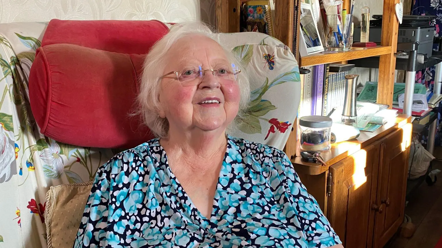 Енн Гатчінсон каже, що у 2000 році їй та її сусідам запропонували 180 000 фунтів стерлінгів за підключення до електромережі