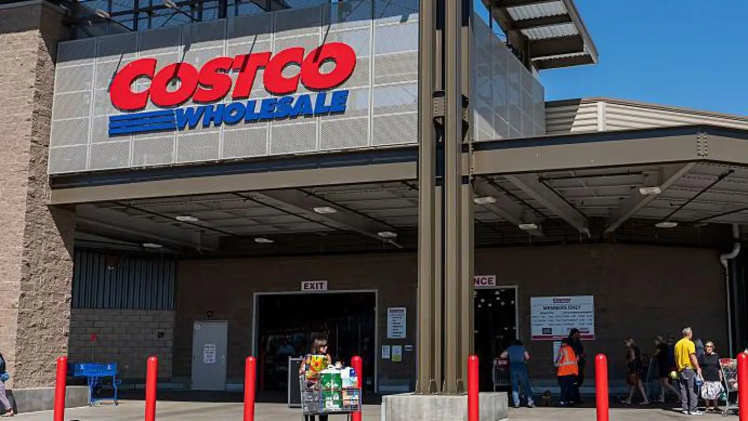 Магазин Costco, люди заходять і виходять з візками