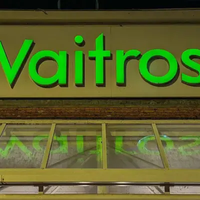 Бутильовану воду від Waitrose відкликають через ризик вмісту скла