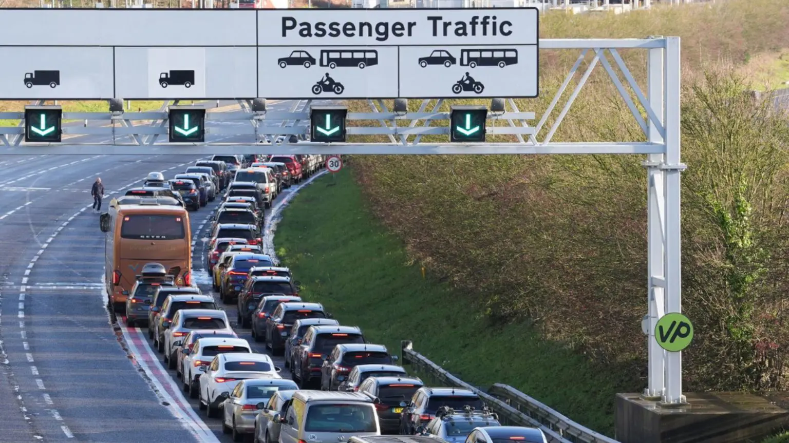 Автомобілі та автобуси вишикувалися в чергу біля терміналу тунелю під Ла-Маншем у Фолкстоні.