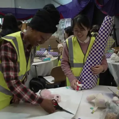 Різдвяні подарунки загорнуті та відправлені дітям