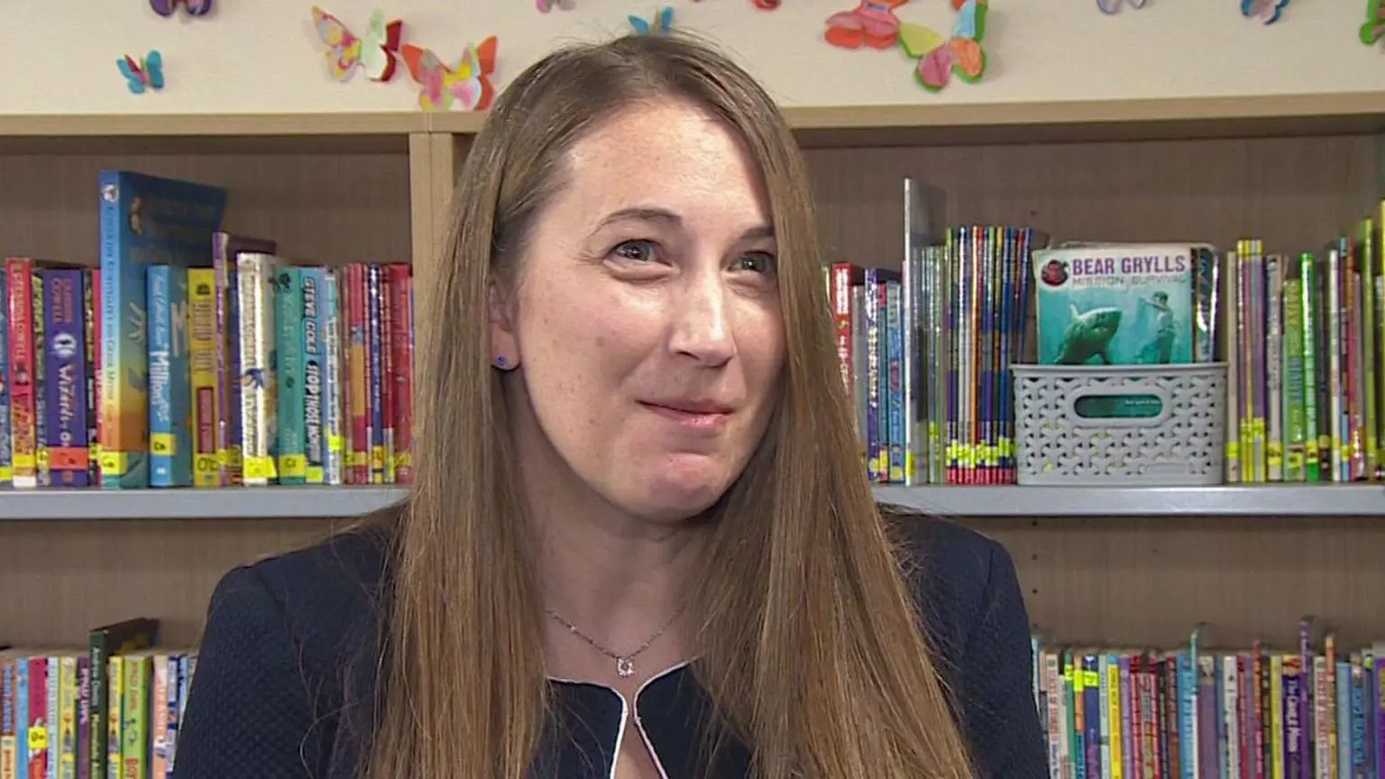 Сара Сіммонс, директорка школи Queen's Park Academy, каже, що учні «розуміють» на гроші