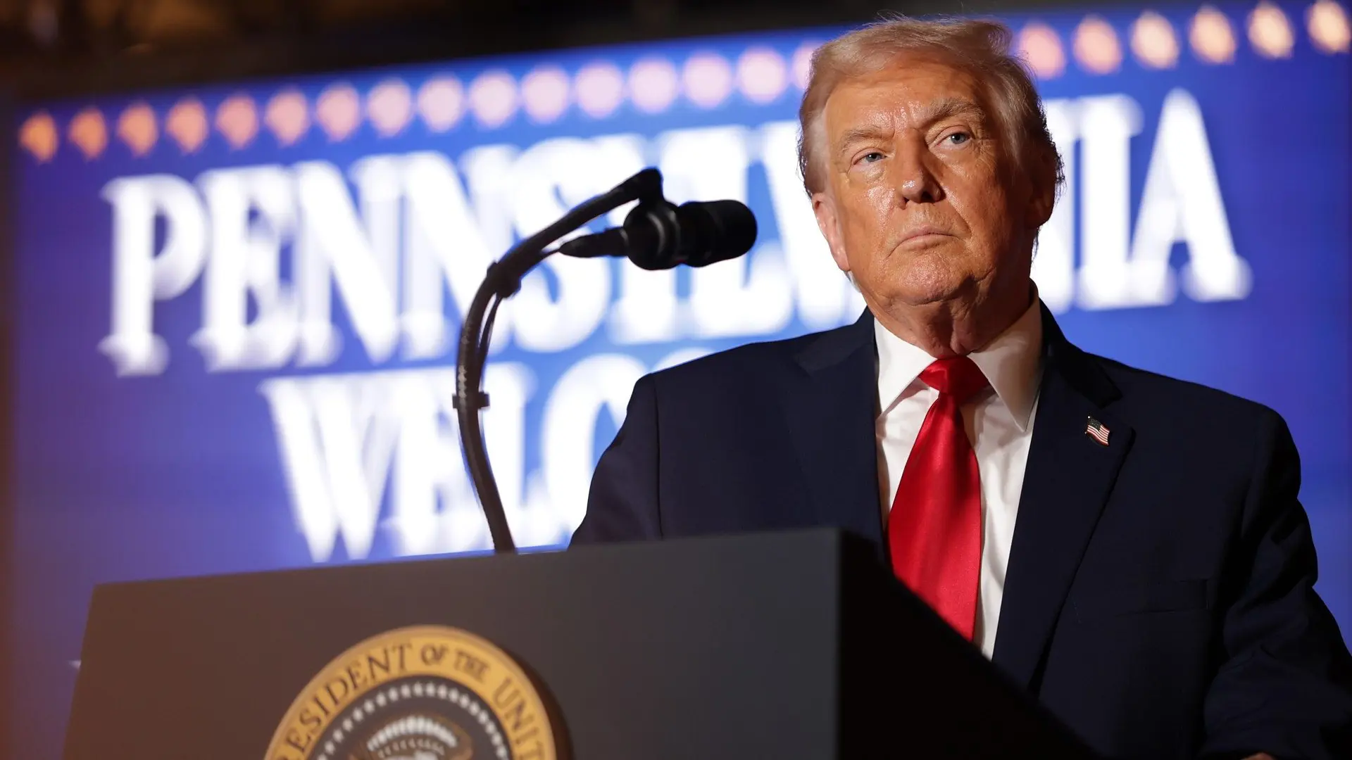 Дивіться: Трамп стверджує, що «ціни падають», водночас він виступає за доступність праці