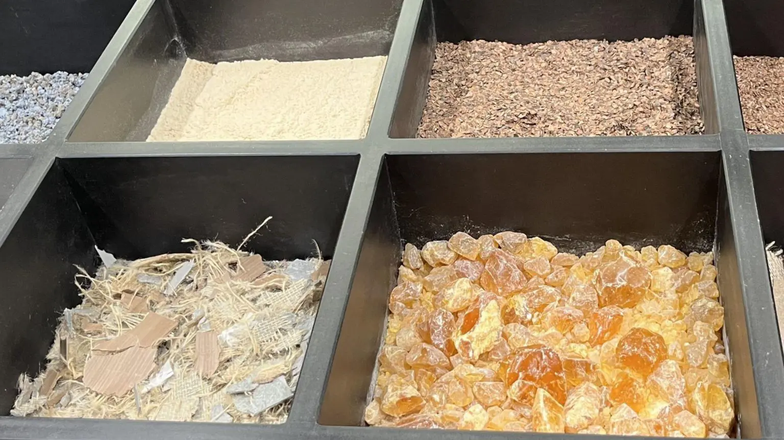 Лінолеум здебільшого виготовляється з натуральних матеріалів, таких як лляна олія