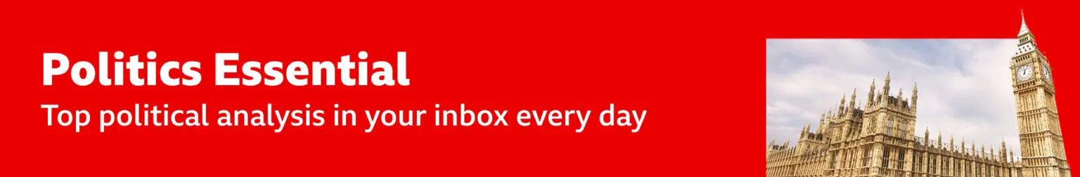 Тонкий червоний банер, що рекламує розсилку Politics Essential, з текстом: «Найкращий політичний аналіз у вашій поштовій скриньці щодня». Також є зображення будівлі Парламенту.