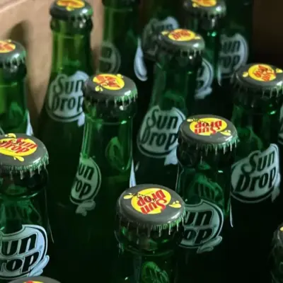 Сімейна компанія з виробництва газованої води, яка досі використовує багаторазові скляні пляшки