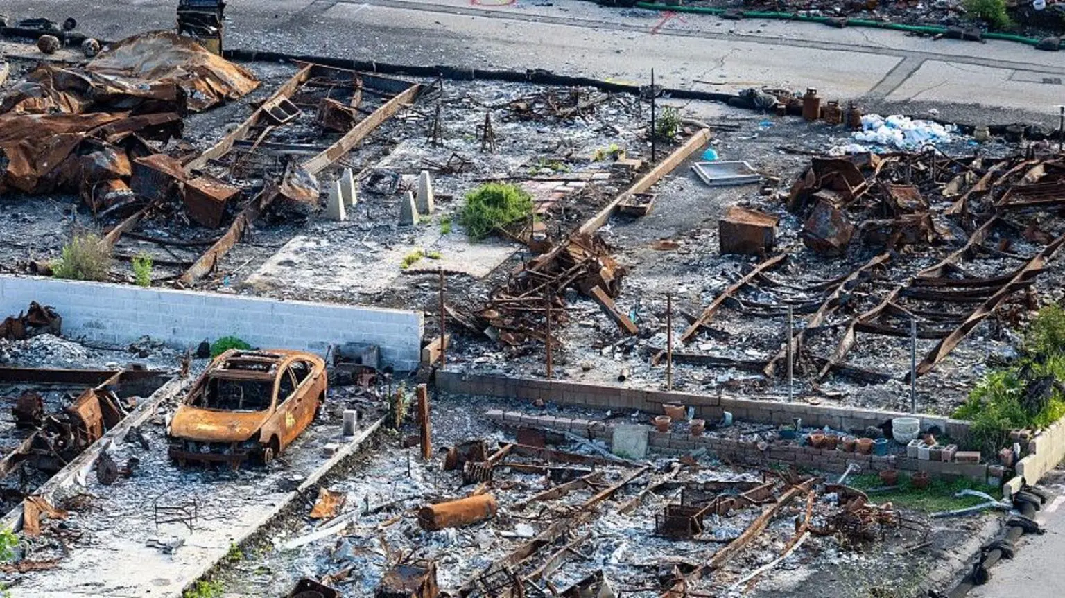 Після руйнівних пожеж, як-от у Лос-Анджелесі у 2025 році, мешканцям доводиться вирішувати, як відбудовуватися